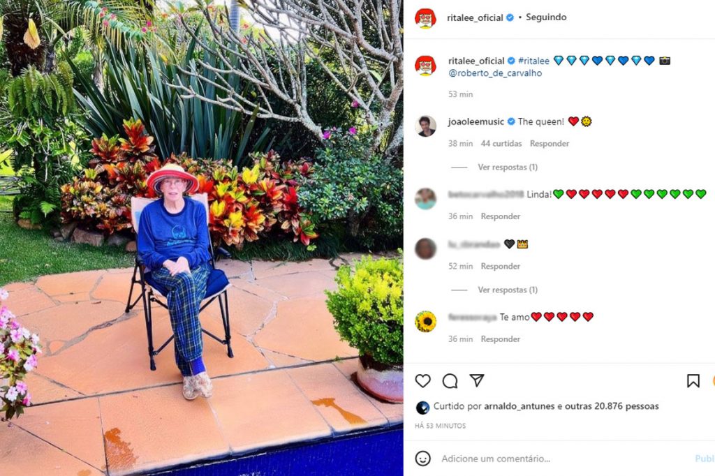 Rita Lee sentada em jardim de sua casa