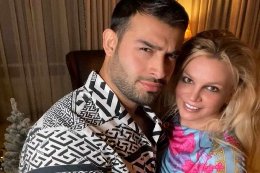 Sam Asghari abraça Britney Spears
