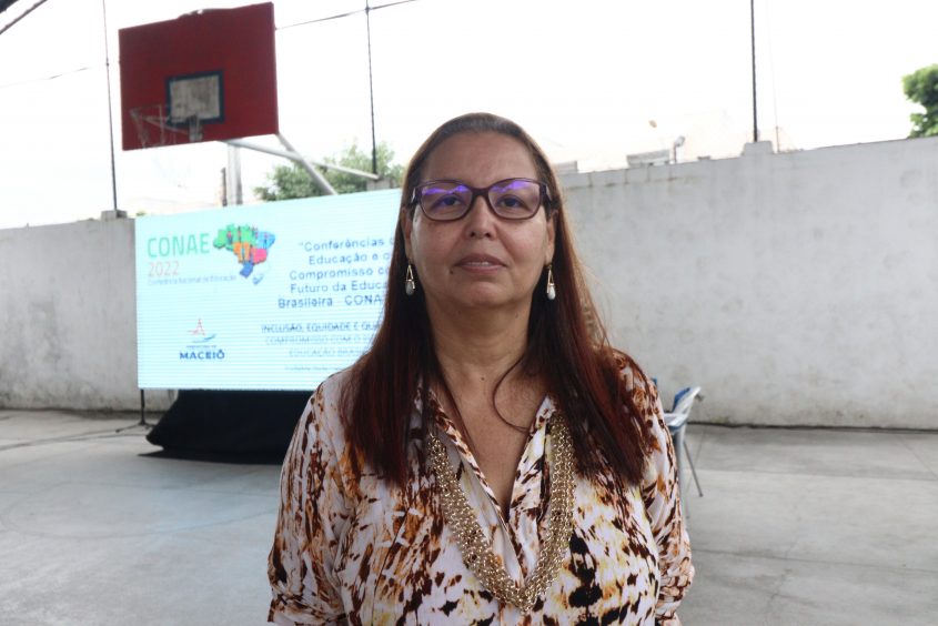 Técnica da Semed e palestrante da conferência, Cheila Vasconcelos, que ocorreu na Escola Municipal Pompeu Sarmento, no Barro Duro. Foto: Nathália Luisa/Ascom Semed