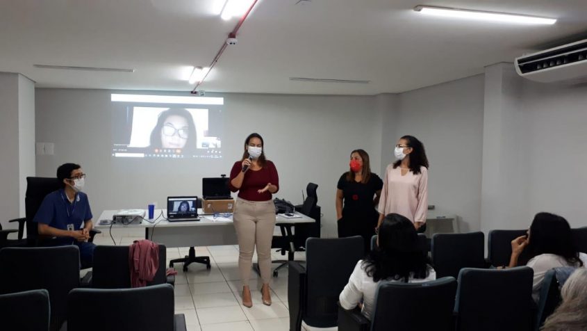 Gerente de Programas Estratégicos da Saúde Municipal, Camila Moura, destaca qualidade da assistência ao usuário. Foto: Ascom SMS