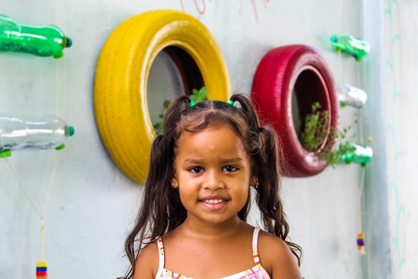 Laura Sophia, 4 anos, na horta suspensa da creche municipal. Foto: Arthur Fellipe (estagiário)/Ascom Semed