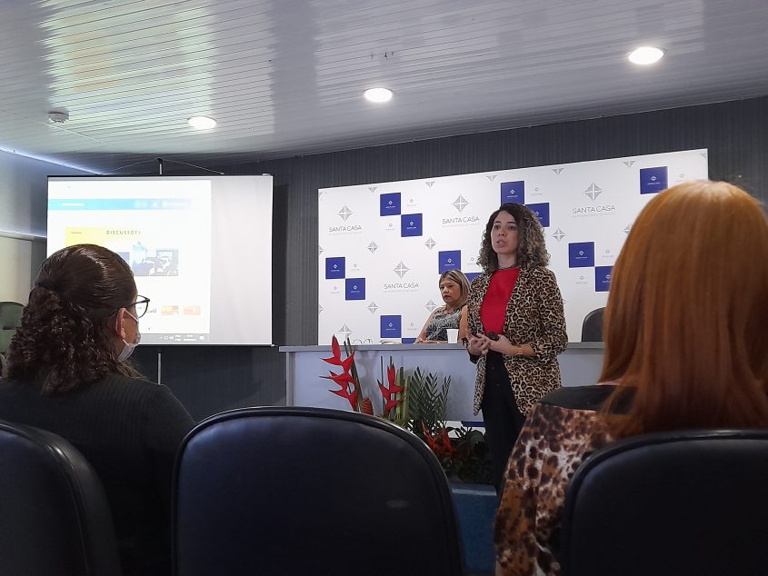 Ouvidora da Santa Casa de Maceió, Thamyres Nunes, destacou ouvidoria como ferramenta estratégica. Foto: Ascom SMS