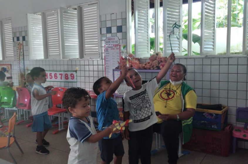 Educadores também realizaram uma oficina para explicar reaproveitar o material que seria descartado no lixo. Foto: Ascom Sudes