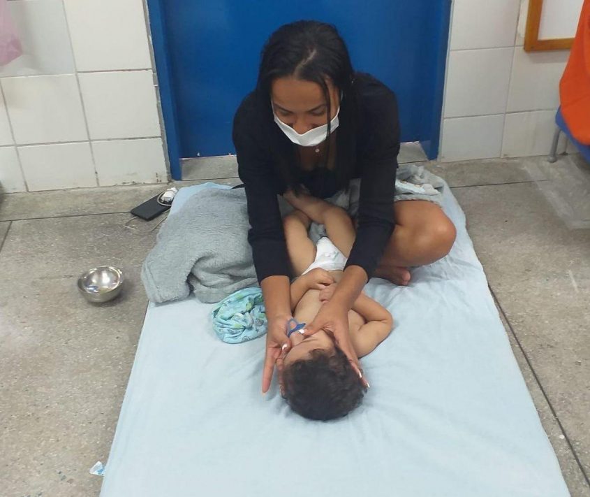 Servidora da Semed, Roseane Alves, com seu filho de 10 meses, Luiz Henrique, em uma ação do Dia das Mães na escola municipal Sônia Cavalcanti, no Bom Parto. Foto: cortesia