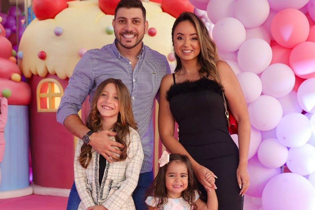 Caio Afiune e família posando para foto em festa de aniversário da Maria Alice
