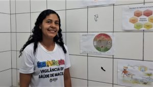 Gleiciene Alves, agente de saúde e técnica do Laboratório de Enteroparasitoses da UVZ. Foto: Programa de Vigilância e Controle da Esquistossomose