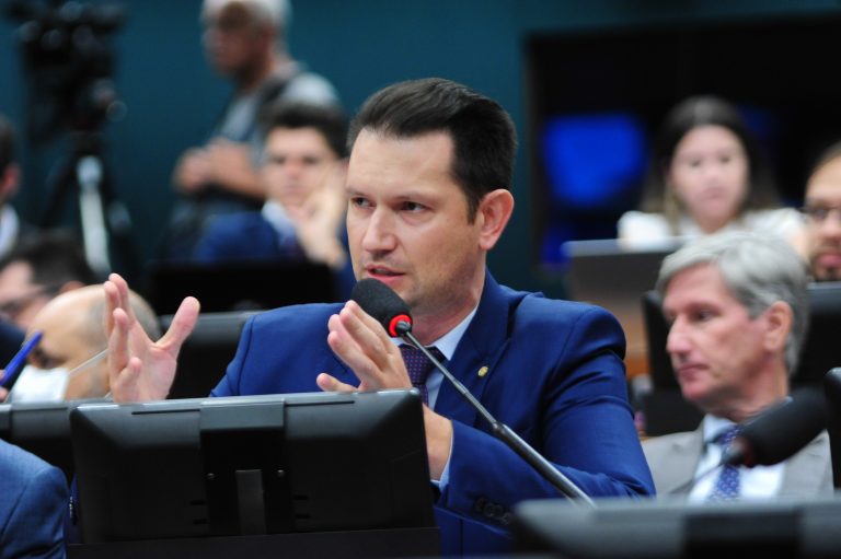Deputado Gilson Marques fala ao microfone