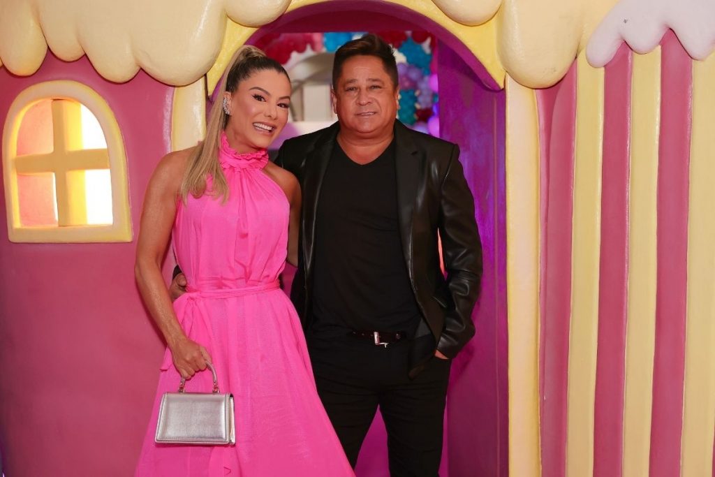 Leonardo e Poliana posando para foto em festa de aniversário da Maria Alice