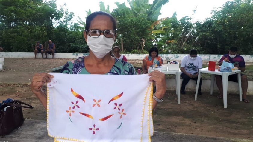 Usuária do Caps, Rosilene Silva, mostra um de seus trabalhos. Foto: Ascom SMS