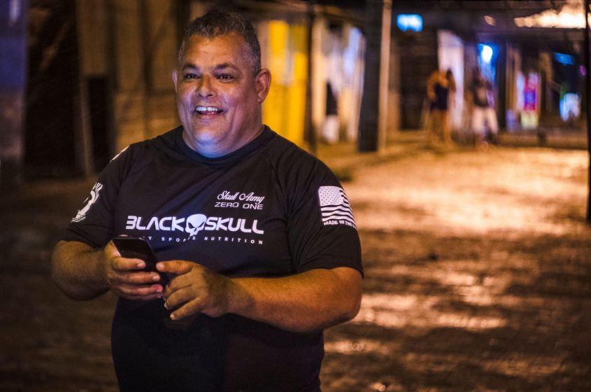 Morador do conjunto, Ivan Ribeiro, comemorou a chegada da Sima. Foto: Matheus Alves/Ascom Sima