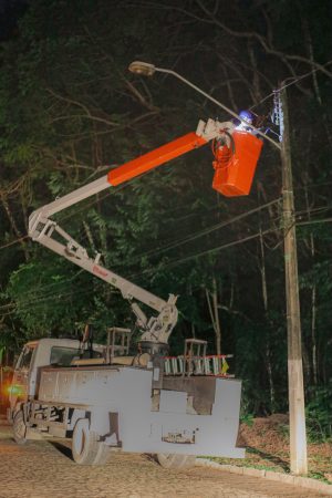 Manutenção de luminárias no residencial, que é localizado na Santa Amélia. Foto: Carol Cordeiro/Ascom Sima