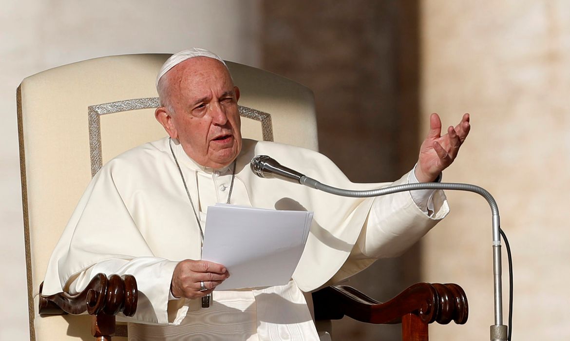 O Papa Francisco participa da audiência geral semanal no Vaticano,