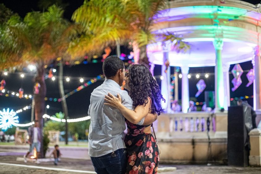 Casal dança ao som do Fórró Pé de Serra no Coreto de Jaraguá. Foto: Célio Júnior/Secom Maceió