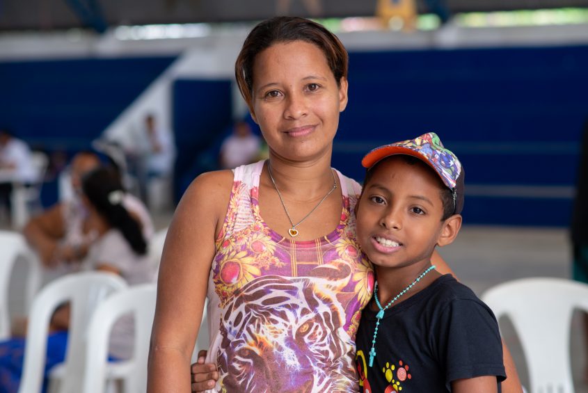 Maria Aparecida e o filho João Victor foram atendidos pela ação (Foto: Juliete Santos/Secom Maceió)