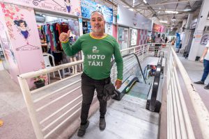 Edésio tem dificuldade na locomoção e acredita que mais acessibilidade no local ajuda (Foto: Itawi Albuquerque/Secom Maceió)