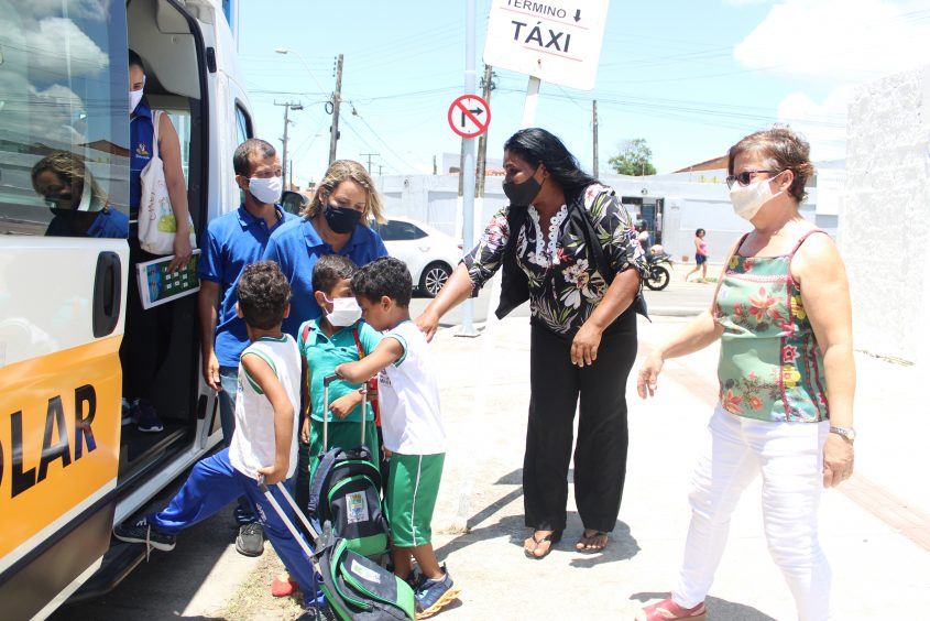 Alunos são acompanhados por monitores da Secretaria Municipal de Educação. Foto: Julita Bittencourt / Ascom Semed
