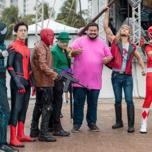 O presidente da FMAC, João Hugo Lyra, acopanhado de cosplay. Foto: Célio Júnior / Secom Maceió