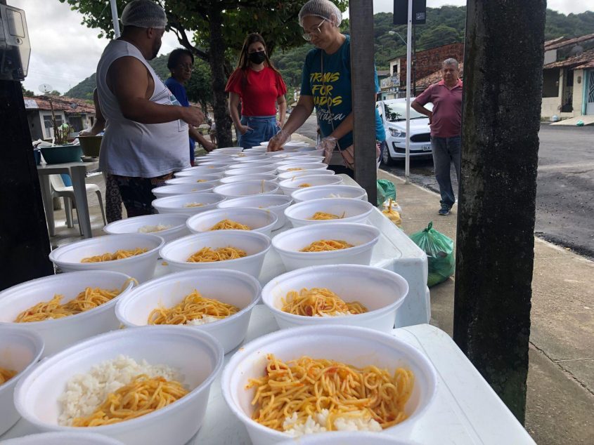 Nesta quarta, alojamento Recreio distribuiu mil almoços para a comunidade de Fernão Velho (Foto:João Ferro/Ascom Semtabes)