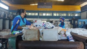 Local faz a triagem e reciclagem de resíduos.