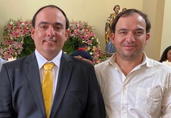 O prefeito de Junqueiro Leandro Silva ao lado do irmão candidato, André Silva
