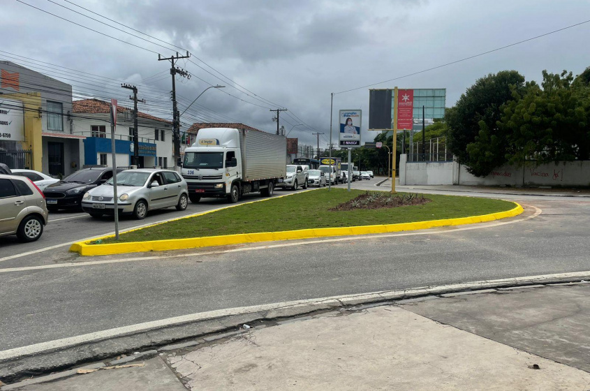 Antes e depois do canteiro receber a revitalização. Foto: Bárbara Wanderley / Secom Maceió