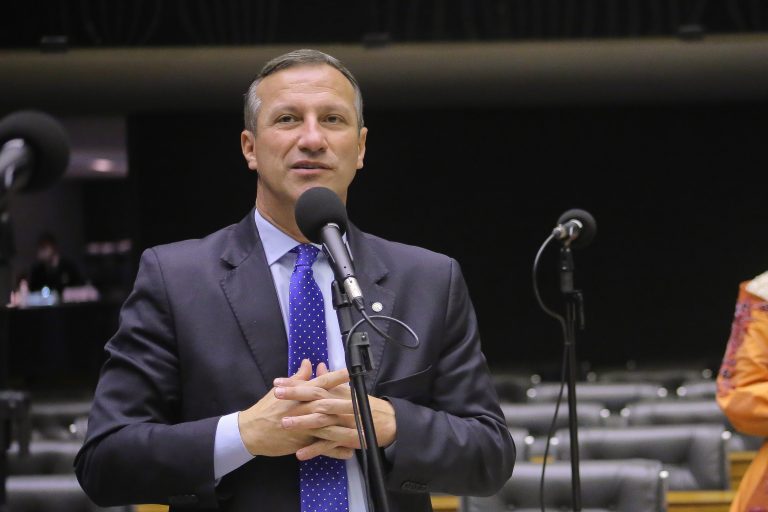 Deputado Sanderson fala ao microfone