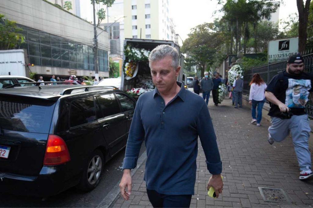 Luciano Huck vai ao velório de João Paulo Diniz