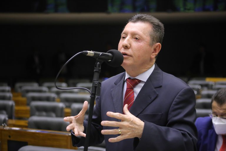Deputado José Nelto discursa no Plenário da Câmara