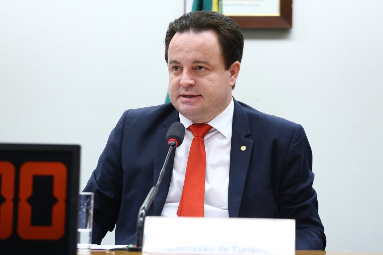 Deputado Rodrigo Coelho fala ao microfone