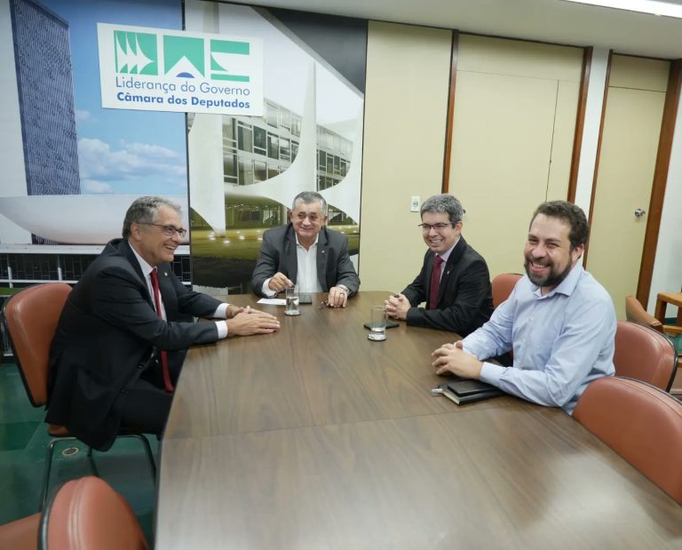 Boulos (E) com o senador Randolfe, líder do governo no Congresso, e os deputados José Guimarães, líder do governo na Câmara, e Carlos Zarattini
