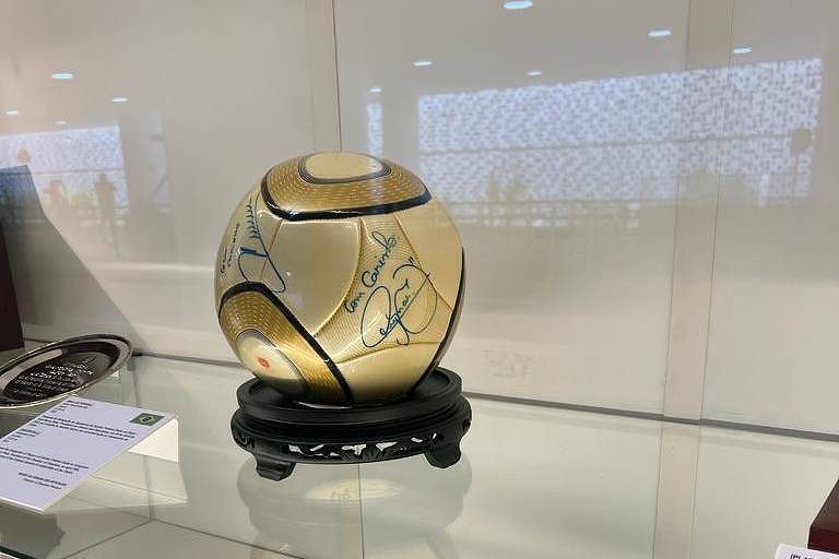 Bola de futebol presenteada pelo time do Santos