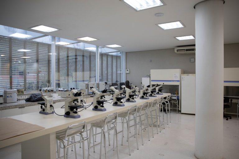 Tecnologia - pesquisa - microscópios biologia (laboratório do Instituto Butantan-SP)