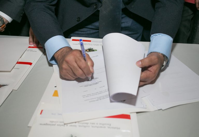 Administração Pública - geral - burocracia assinatura contratos processos firmas