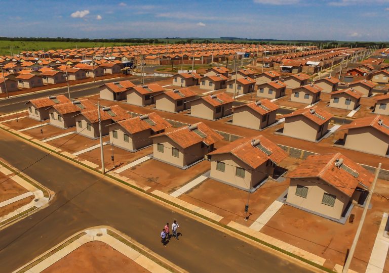 Habitação - casas - moradia popular conjuntos habitacionais déficit habitacional (Uberaba-MG)