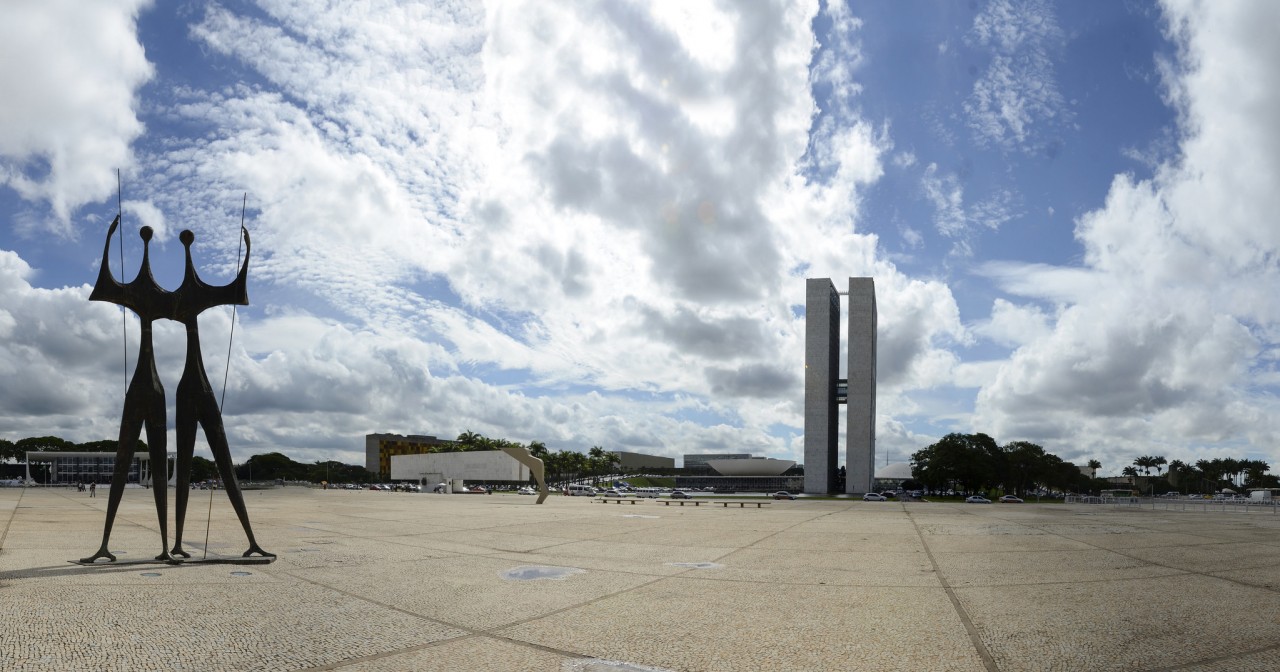 Brasília - Congresso - Congresso Nacional Praça dos Três Poderes Dois Candangos Vista do Congresso a partir da Praça dos Três Poderes