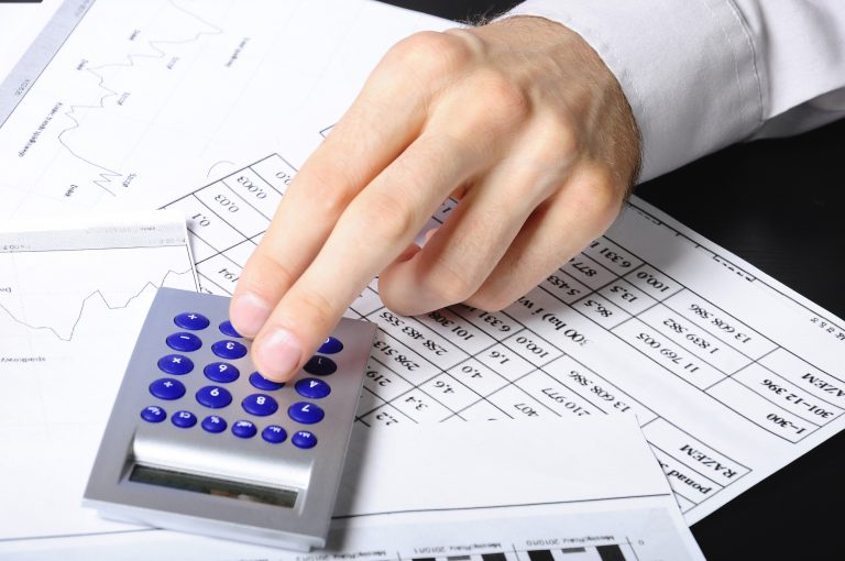Economia - empresas - negócios índices investimentos investidores empresários empreendedorismo ações acionistas bolsa valores lucros prejuízos balanços financeiros microempresas empreendedores reuniões executivos funcionários empregos trabalhos profissionais