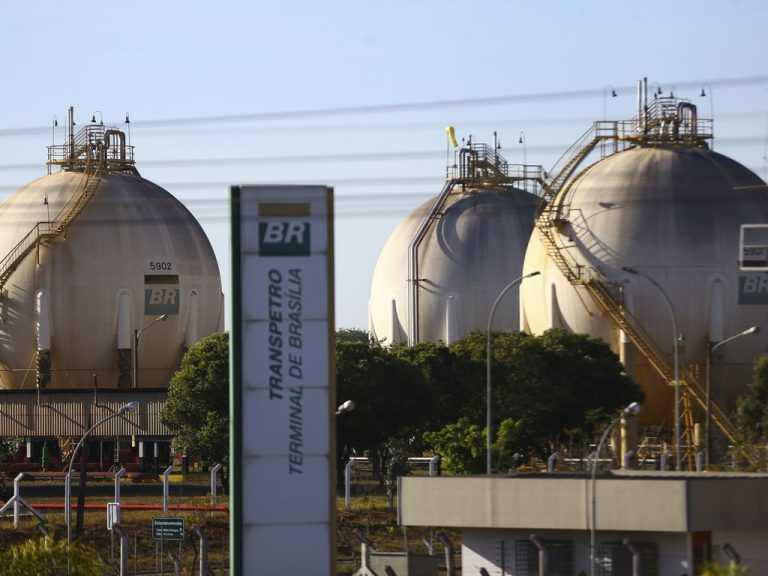Energia - combustível - Petrobras Transporte - Reservatórios de combustíveis da Transpetro, em Brasília.