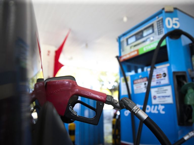 Energia - combustível - posto de gasolina - abastecimento - preço - economia - petróleo