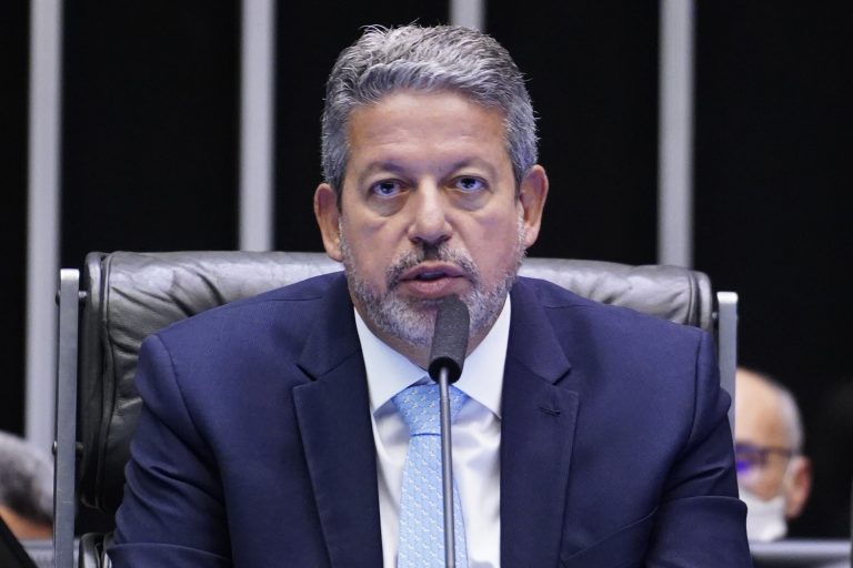 Lira preside a sessão do Plenário