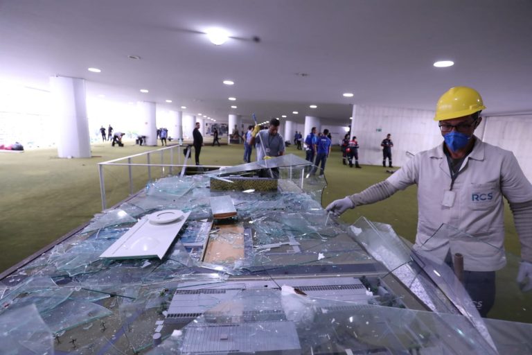 Maquete tática do Congresso Nacional destruída