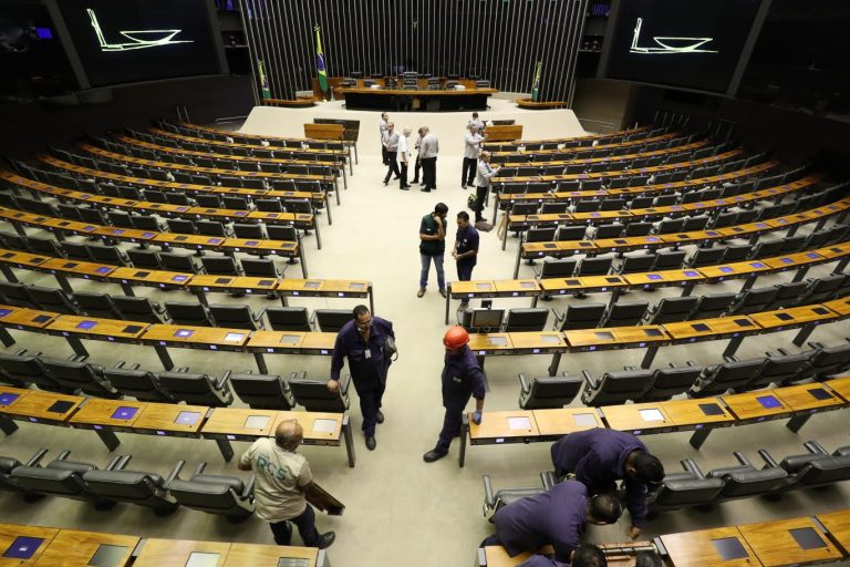 Funcionários consertam bancadas danificadas no Plenário