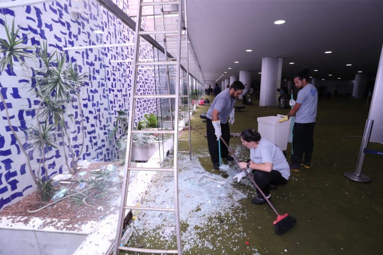 vidraças destruídas no Salão Verde