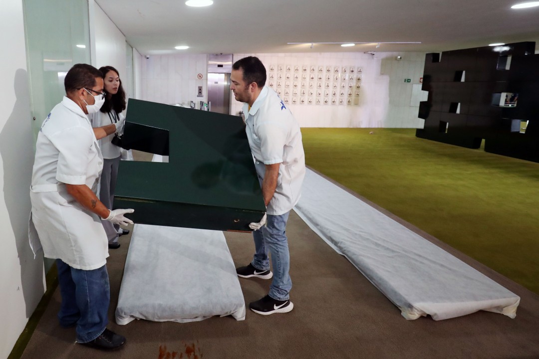 O muro pictórico do Athos Bulcão é desmontado para restauração após ser danificado nos atos de vandalismo no Congresso Nacional Peça do muro escultórico é carregada