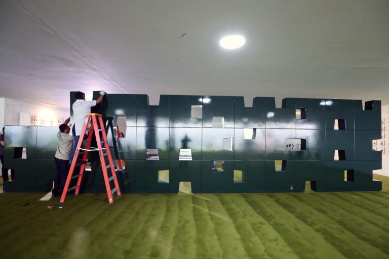 O muro escultórico de Athos Bulcão é desmontado para restauração após ser danificado nos atos de vandalismo no Congresso Nacional