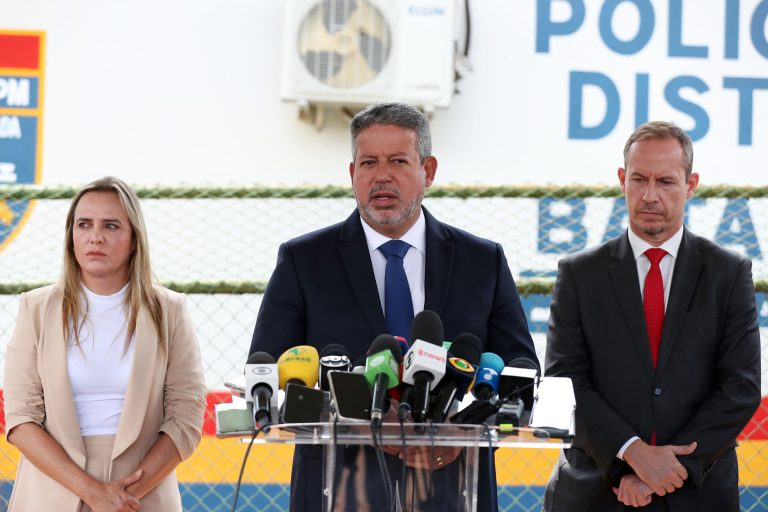 Ao lado de Ricardo Cappelli e Celina Leão, Lira discursa no batalhão da PM