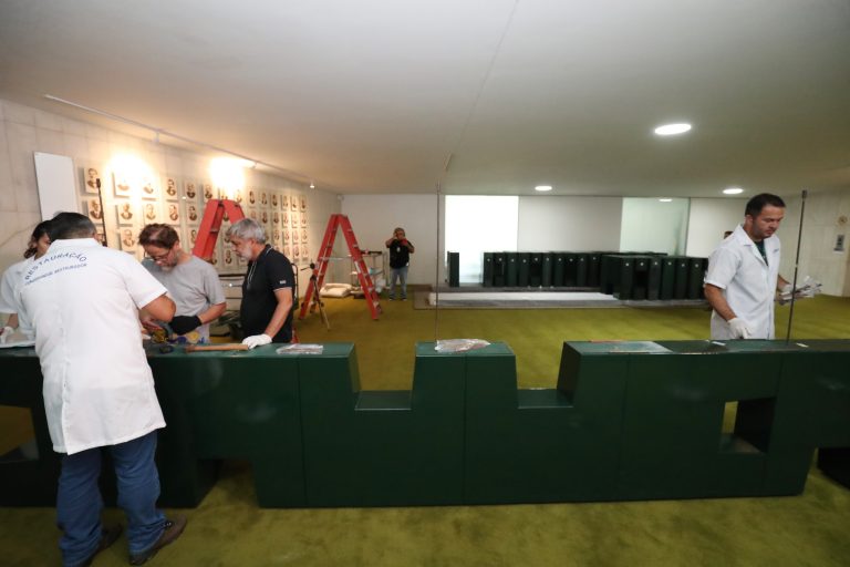 O Muro Escultórico, do artista plástico Athos Bulcão, foi uma das obras do acervo do Congresso Nacional vandalizadas nos atos terroristas do último dia 8 de janeiro.