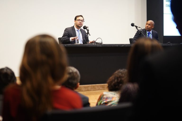 Apresentação dos serviços de apoio ao mandato parlamentar. Consultor legislativo da Câmara, Celso de Barros. Consultor legislativo da Câmara, Ruthier de Souza.