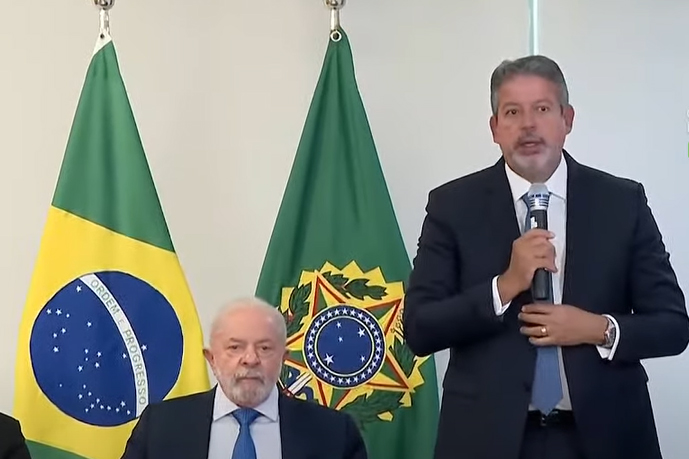 Lira faz entrega simbólica do decreto de intervenção no DF a Lula - 11/01/23
