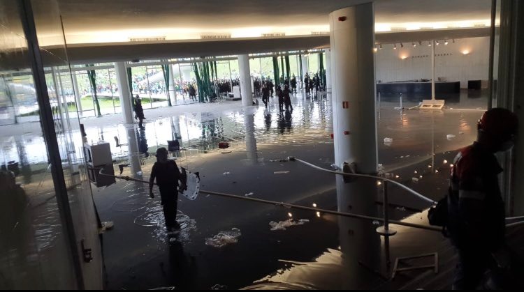 Entrada principal da Câmara e do Senado (Chapelaria) alagada após atos de vandalismo