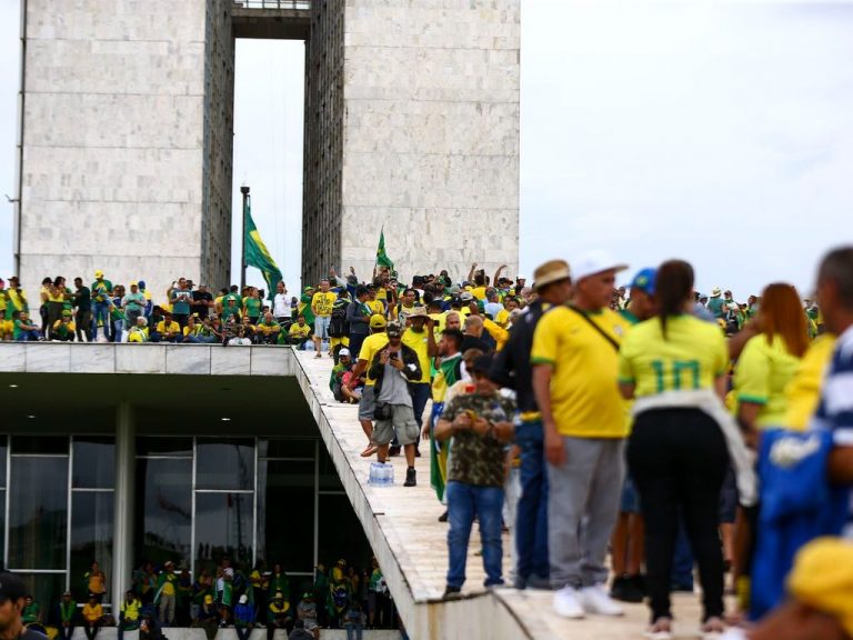 Extremistas invadem a rampa do Congresso e chegam até as cúpulas